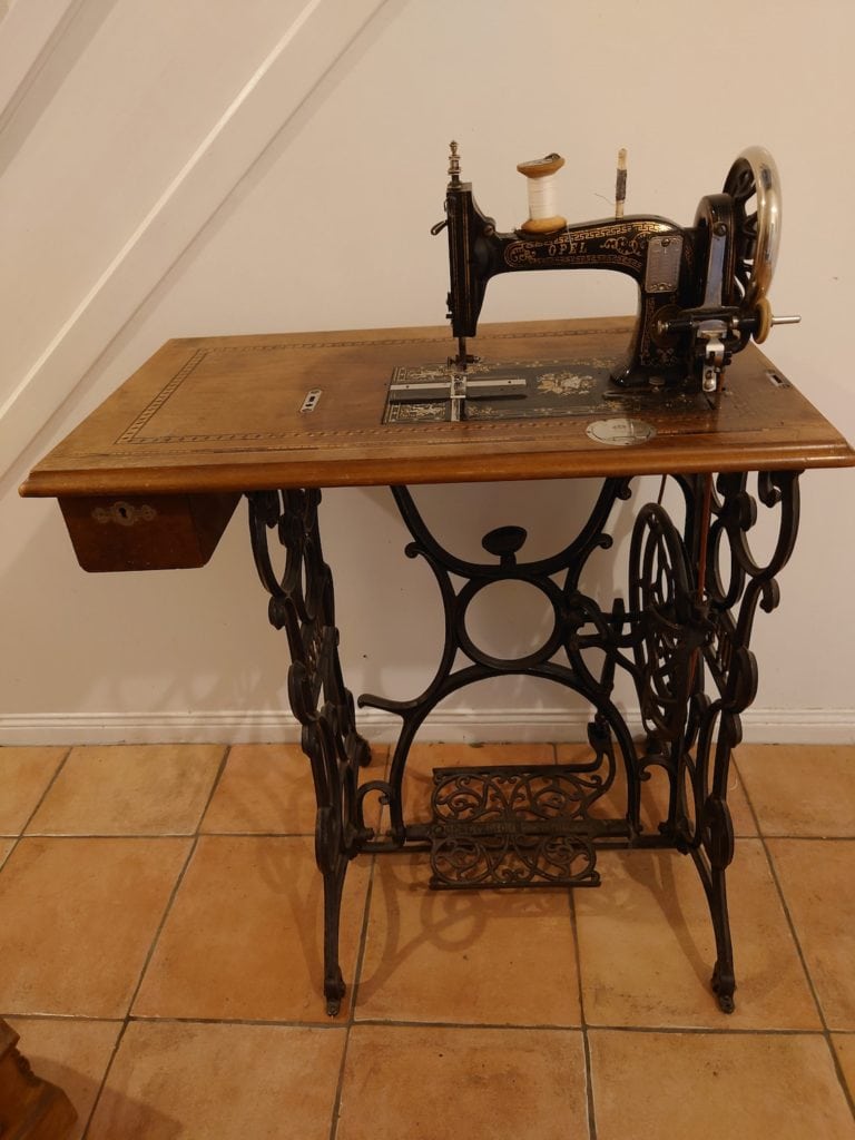 OLD SEWING MACHINE. 