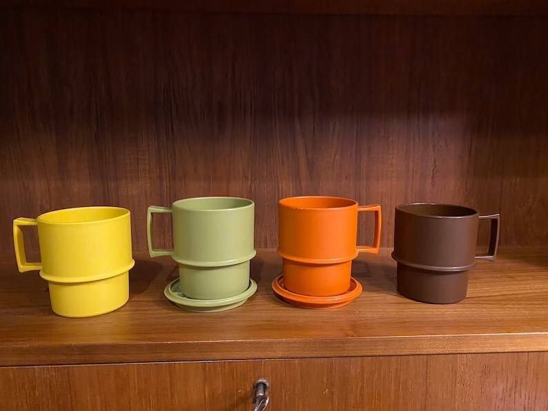 4 / Four RUBBERMAID Vintage YELLOW Stackable Mugs / Cups 