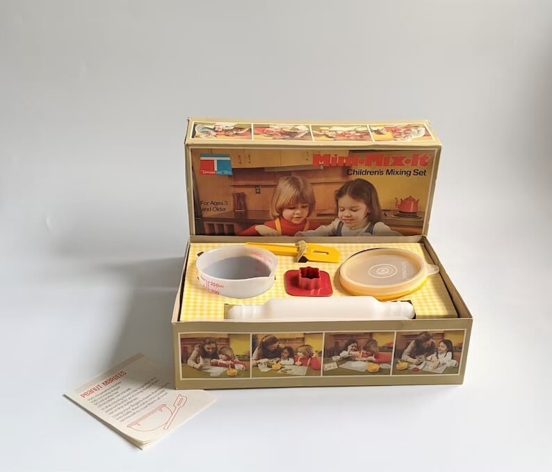 https://www.oldest.org/wp-content/uploads/2021/09/Tupperware-Mini-Mix-It-Children-Mixing-Set-Vintage-Toy.jpg