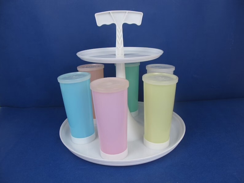 https://www.oldest.org/wp-content/uploads/2021/09/Tupperware-Two-tier-Carousel-Caddy-and-Six-Tall-Pastel-Coloured-Beakers.jpg