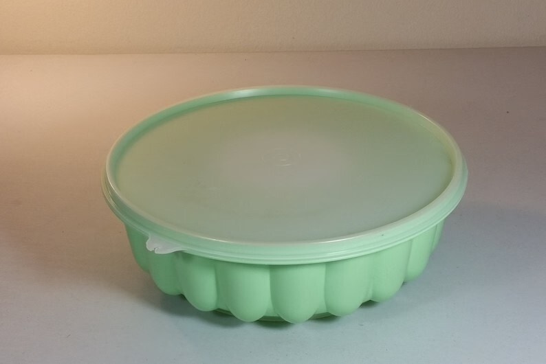 https://www.oldest.org/wp-content/uploads/2021/09/Vintage-1970s-Tupperware-Mint-Green-Jello-Mold.jpg