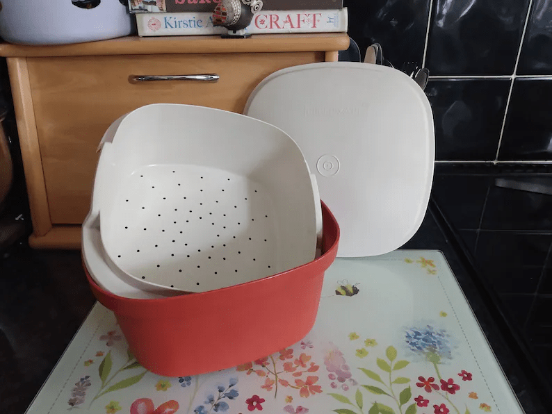 Tupperware Pie Carrier Storage Container Vintage Frosted White 