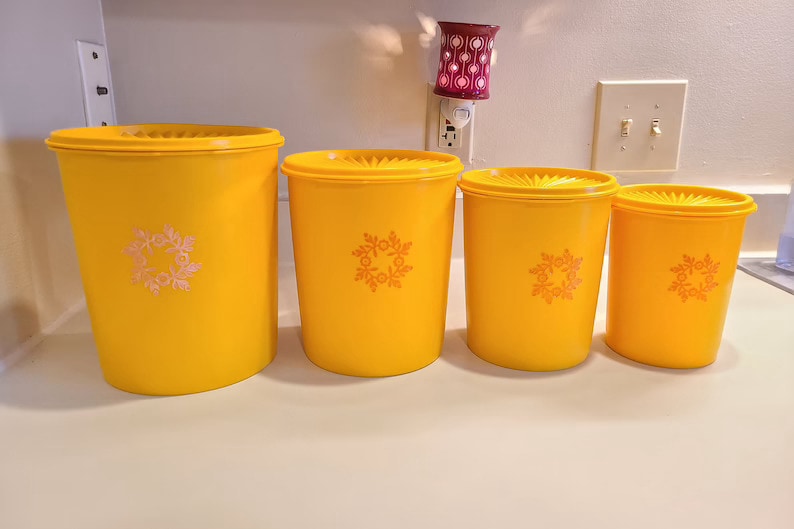 https://www.oldest.org/wp-content/uploads/2021/09/Vintage-Tupperware-Yellow-Orange-Canister-Set-With-Maize-Pattern.jpg