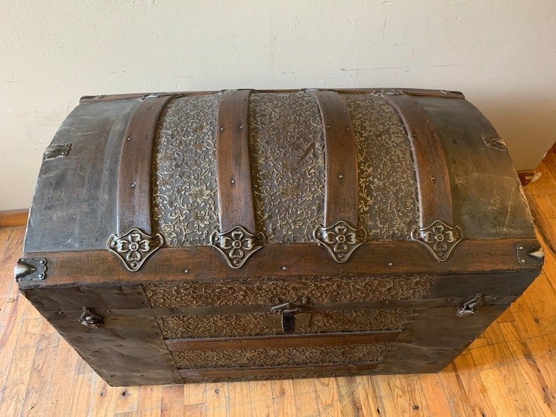 Antique Semi Round Top Steamer Trunk With Dividers